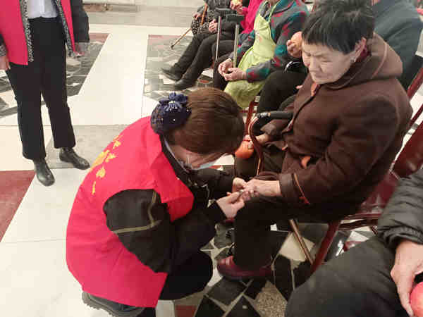 2022年3月4日大柳物业管理处员工为老人剪指甲