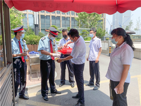 省农信管理处为做好防暑降温工作，为各岗位员工配送绿豆汤、藿香正气水等防暑物资！6