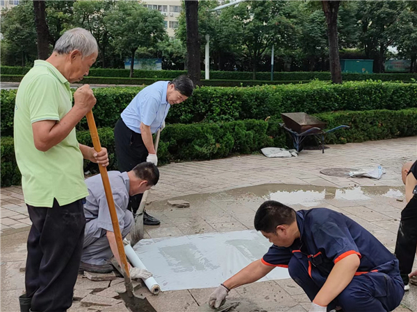 停雨间隙快速对路面进行抢修